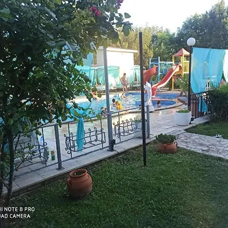 Danita & Restaurant&pool Bar アパート